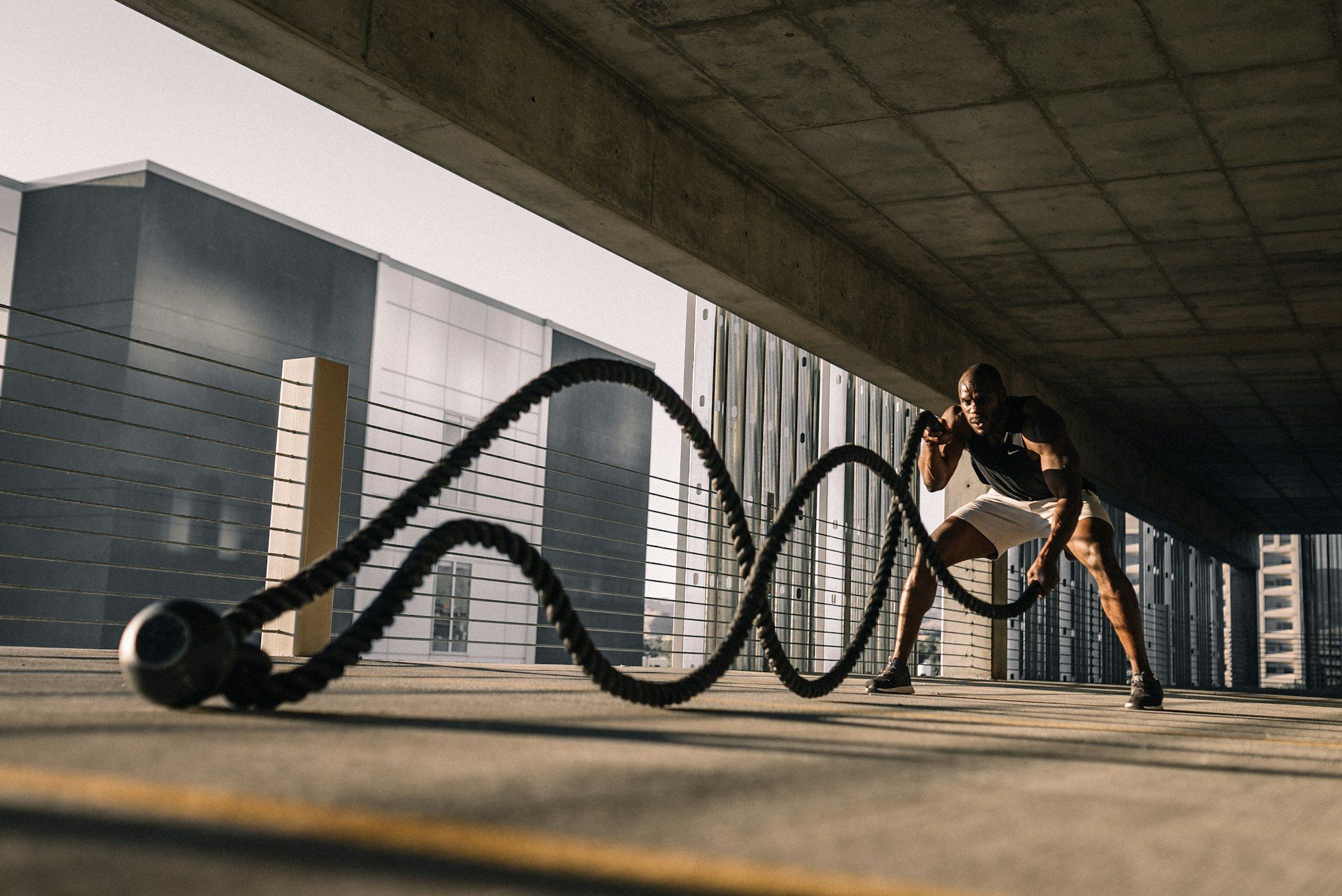 Açık alanda halat (battle rope) çalışması yapan sporcu
